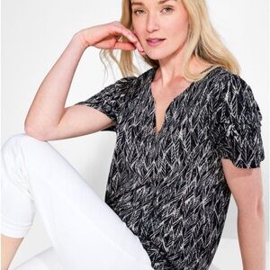 NWT Nic + Zoe flutter sleeve split v neck top Sz Small